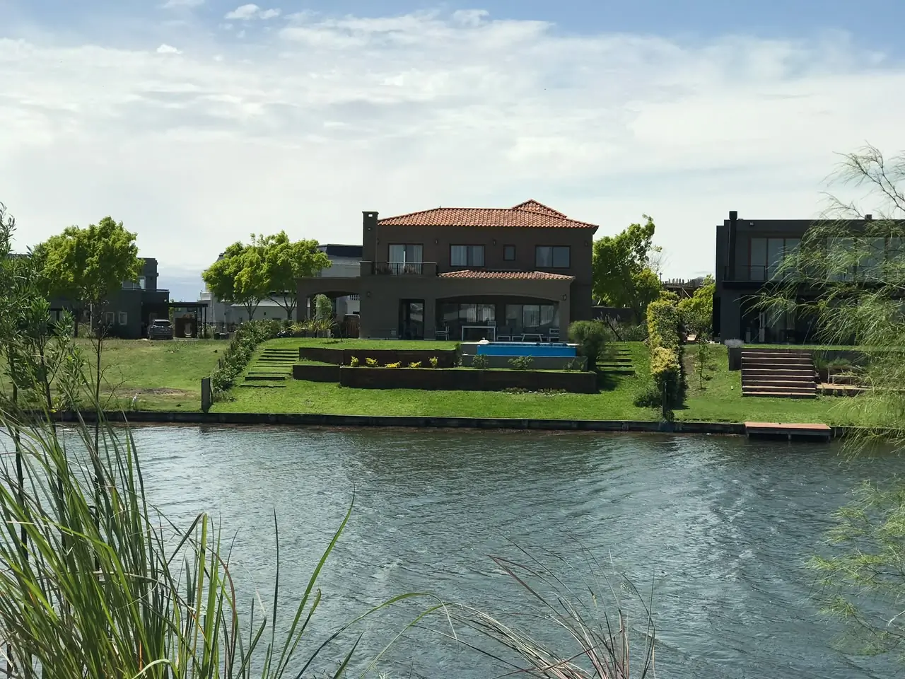 Casa premium frente al agua en un country de Zona Norte, con jardín y parque